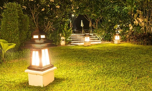 Outdoor landscape lighting
